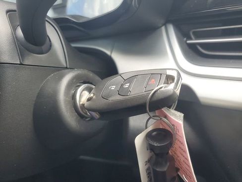 Used 2025 Chevrolet Trax LS image 27