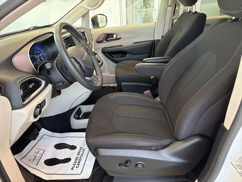 Used 2023 Chrysler Voyager LX FWD image 18