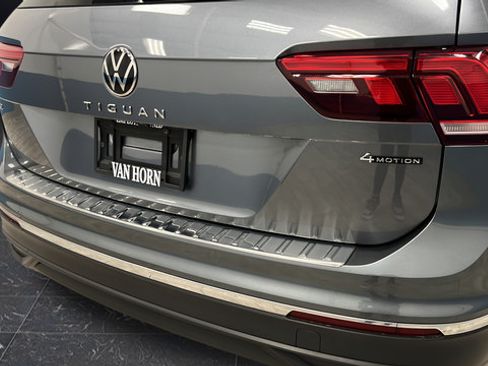 Used 2022 Volkswagen Tiguan SE AWD/4WD image 33