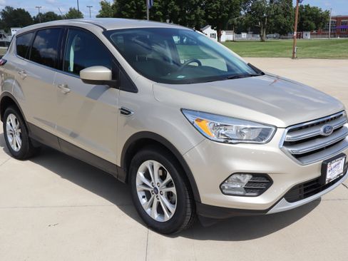Used 2017 Ford Escape SE FWD image 3