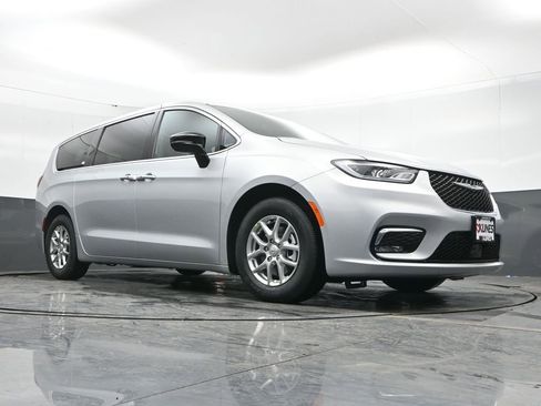 New 2026 Chrysler Pacifica Select image 41