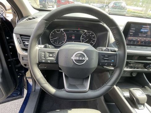 Used 2025 Nissan Rogue SV image 18