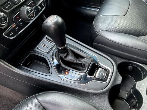 Used 2019 Jeep Cherokee Limited image 15