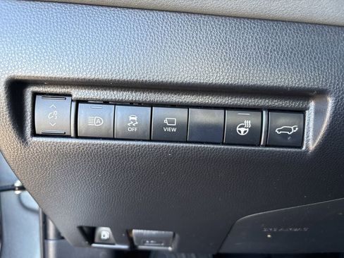 Used 2021 Toyota Venza image 11