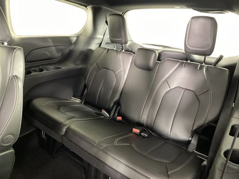 New 2026 Chrysler Pacifica Select AWD/4WD image 30