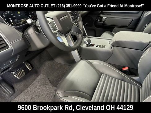 New 2024 Land Rover Discovery Dynamic SE image 11