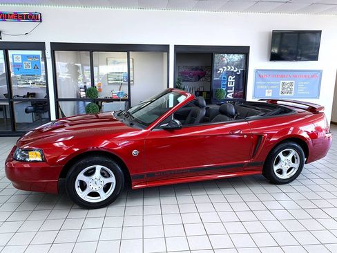 Used 2004 Ford Mustang Convertible RWD image 3