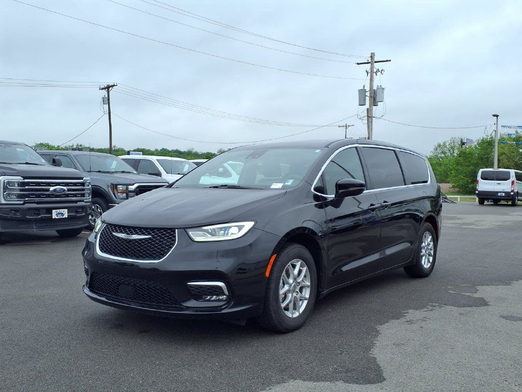 Used 2025 Chrysler Pacifica Select FWD image 20
