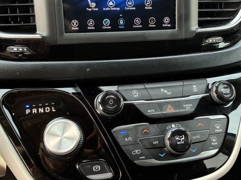 Used 2019 Chrysler Pacifica Touring-L FWD image 34