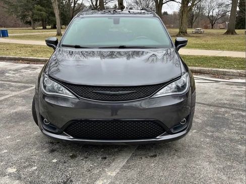 Used 2020 Chrysler Pacifica Limited w/ S Appearance Package image 2