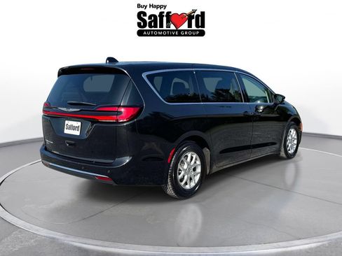 Used 2024 Chrysler Pacifica Touring-L FWD image 8