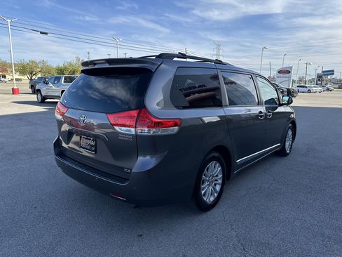 Used 2014 Toyota Sienna XLE w/ Entertainment Package image 5