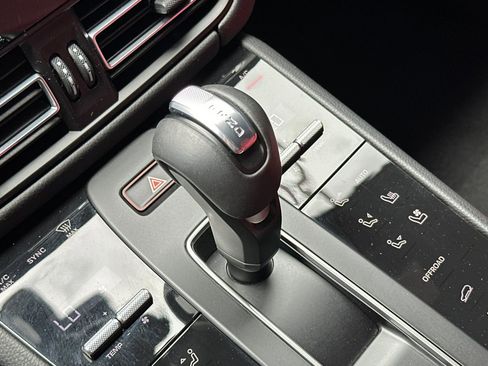 Used 2025 Porsche Macan image 28