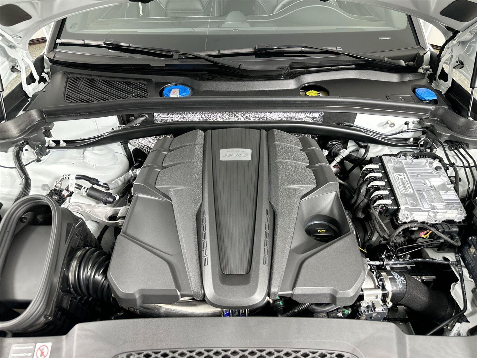 Used 2026 Porsche Macan Turbo Electric AWD/4WD image 37