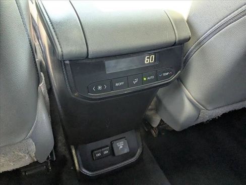 Used 2022 Toyota Highlander Limited FWD image 28