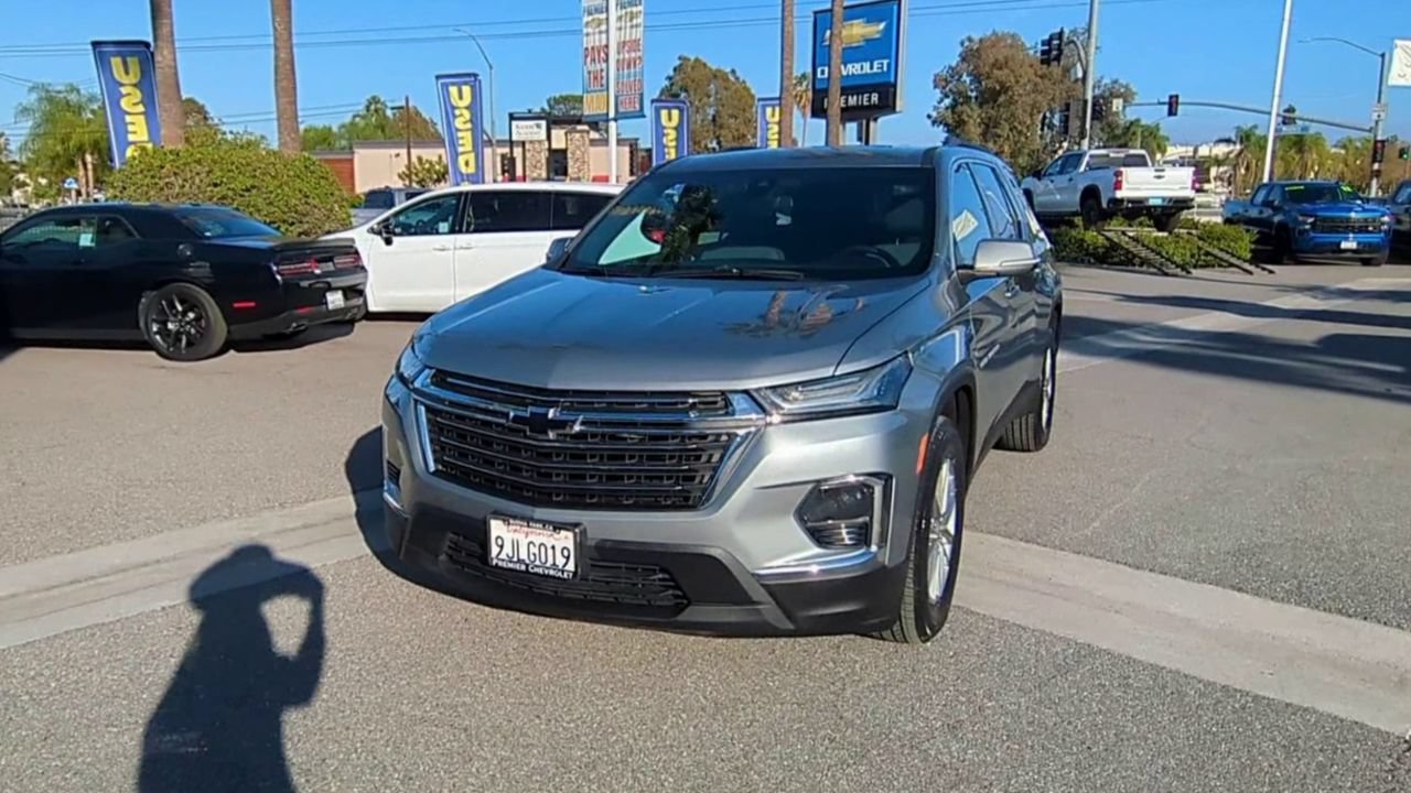 Used 2023 Chevrolet Traverse LT FWD image 3