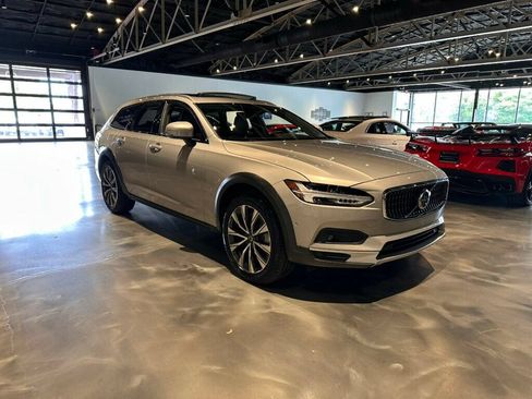 Used 2025 Volvo V90 B6 Cross Country Plus w/ Protection Package Premier AWD/4WD image 7