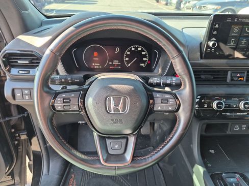 Used 2023 Honda Pilot TrailSport image 18