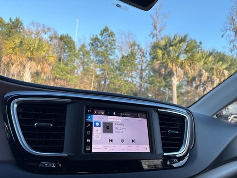 Used 2023 Chrysler Voyager LX image 25