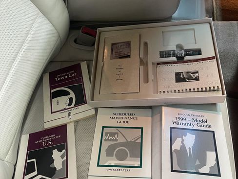 Used 1999 Lincoln Town Car Signature image 20