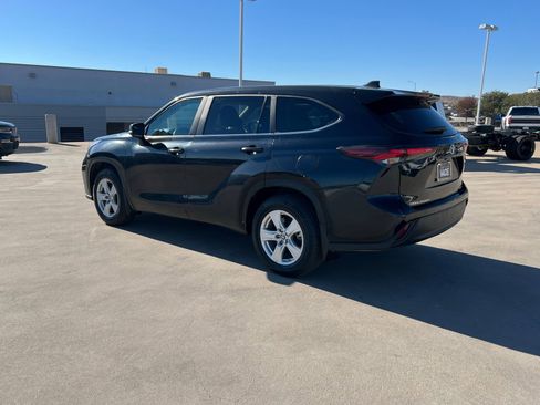 Used 2024 Toyota Highlander LE image 3