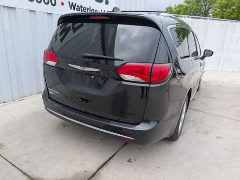 Used 2018 Chrysler Pacifica Touring-L Plus w/ Tire & Wheel Group FWD image 16