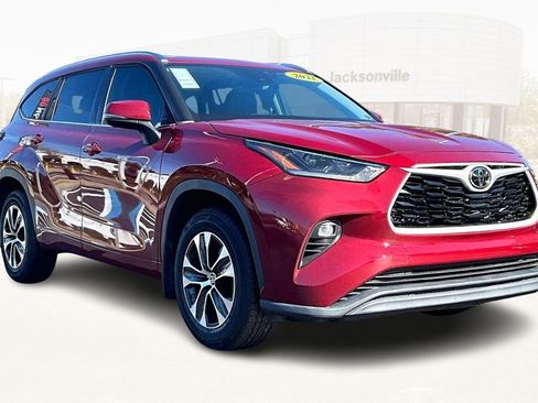 Used 2021 Toyota Highlander XLE image 3