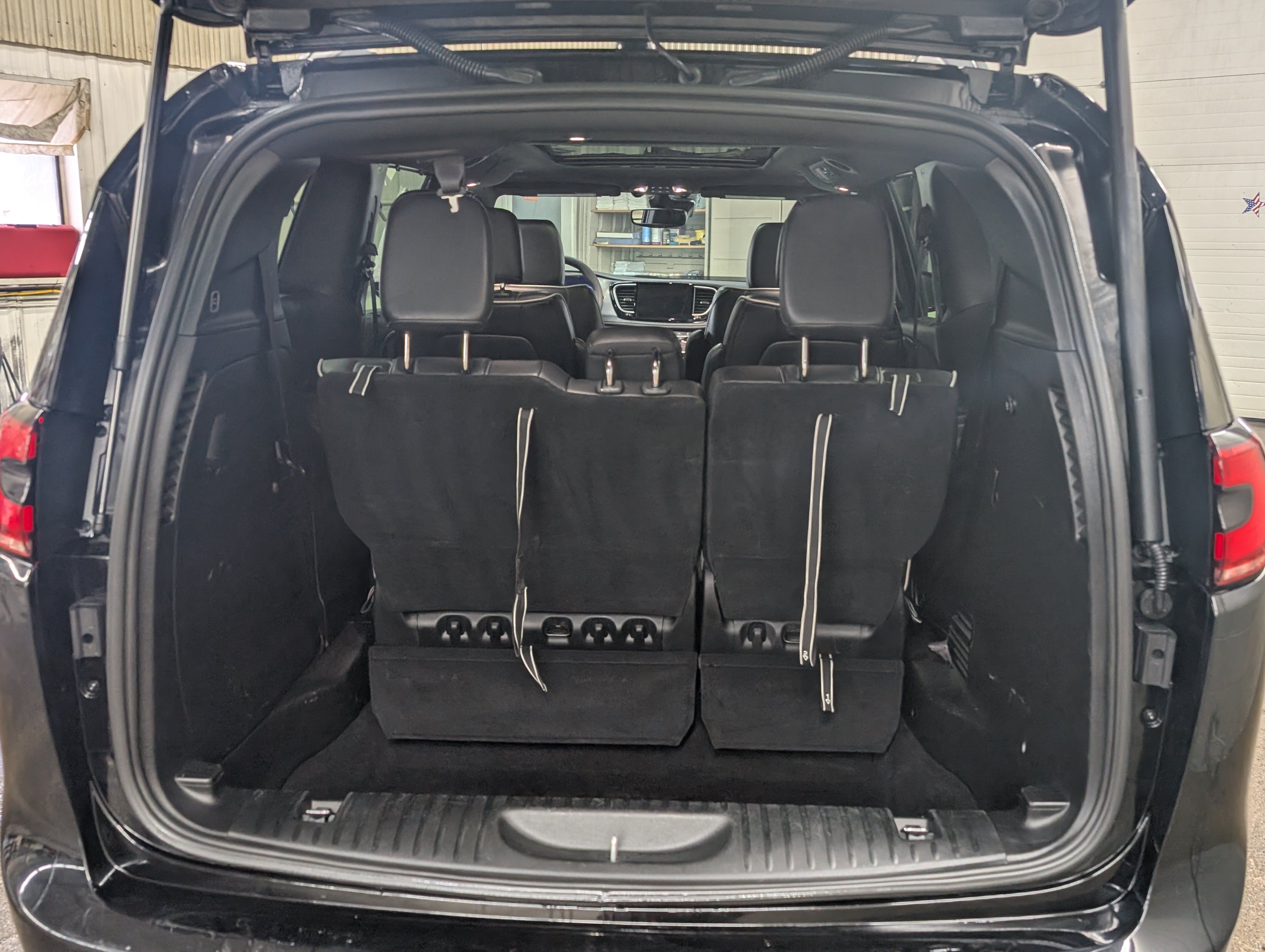 Used 2025 Chrysler Pacifica Limited FWD image 21