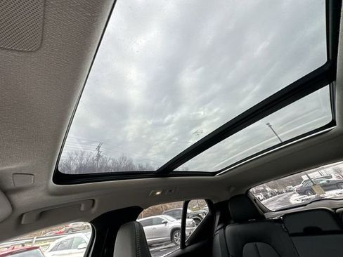 Used 2023 Volvo XC40 B5 Plus w/ Climate Package image 19