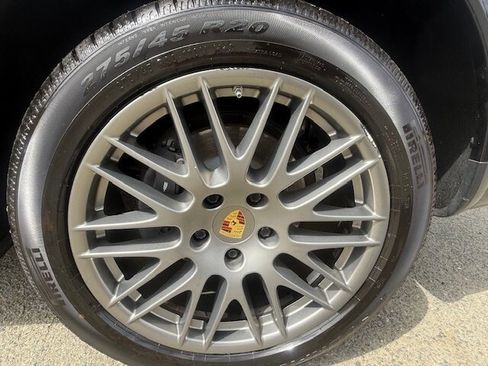 Used 2017 Porsche Cayenne Platinum Edition image 21