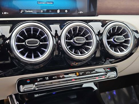 Used 2023 Mercedes-Benz CLA 250 4MATIC image 17