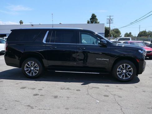 Used 2023 Chevrolet Suburban LT w/ Luxury Package RWD image 2