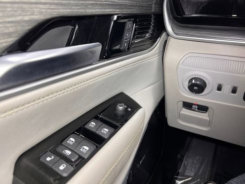 Used 2023 Jeep Wagoneer L Series III w/ Premium Group I AWD/4WD image 12