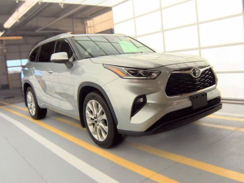 Used 2020 Toyota Highlander Limited AWD/4WD image 3