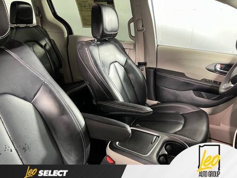 Used 2023 Chrysler Pacifica Touring-L FWD image 21