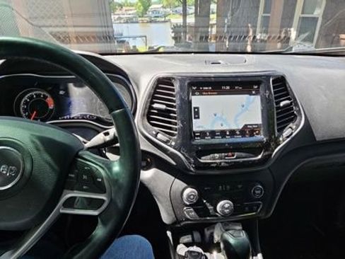 Used 2019 Jeep Cherokee Limited AWD/4WD image 4