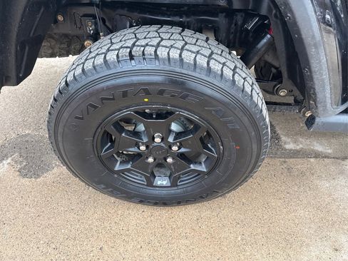 Used 2021 Jeep Gladiator Sport image 18