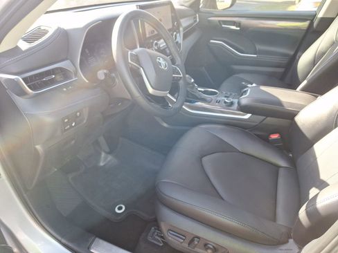 Used 2025 Toyota Highlander Limited image 15
