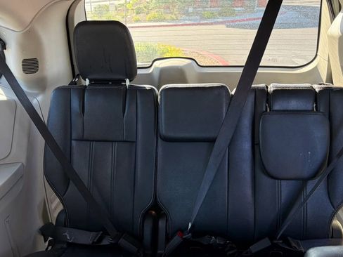 Used 2015 Chrysler Town & Country Touring FWD image 10