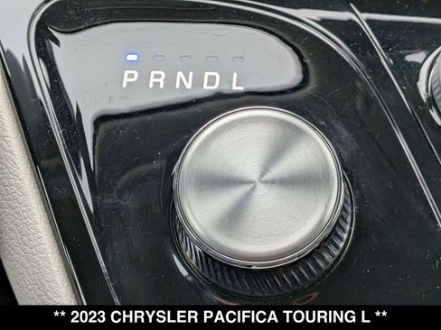 Used 2023 Chrysler Pacifica Touring-L FWD image 7