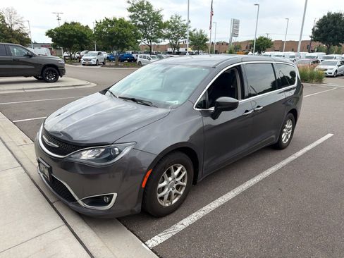 Used 2017 Chrysler Pacifica Touring Plus w/ Security Group FWD image 2