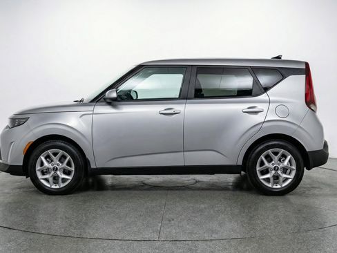 Used 2025 Kia Soul LX w/ LX Technology Package image 4