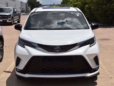 Used 2021 Toyota Sienna XSE AWD/4WD image 3