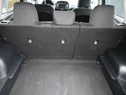 Used 2022 Kia Soul LX image 16