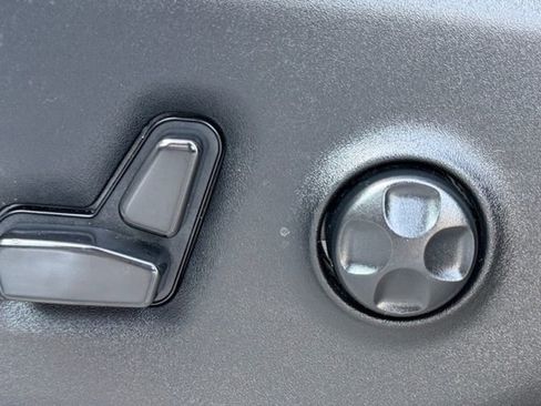 Used 2023 Chrysler Pacifica Touring-L FWD image 26