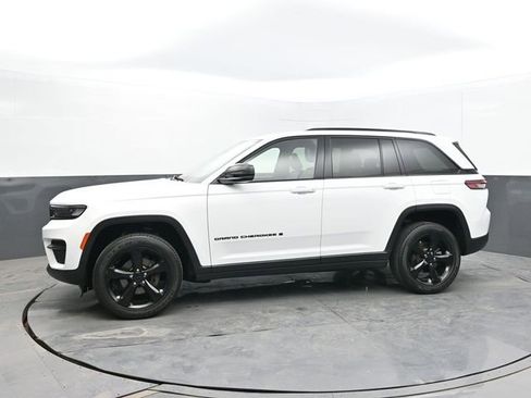 Used 2023 Jeep Grand Cherokee Altitude image 2