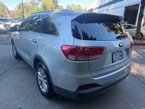 Used 2018 Kia Sorento FWD image 6