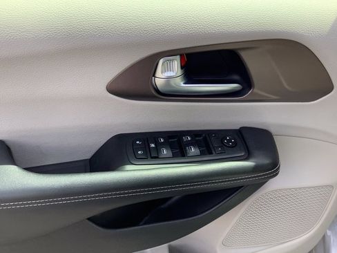 Used 2021 Chrysler Voyager Lxi image 10