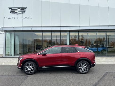New 2025 Cadillac Optiq Luxury 1 image 15