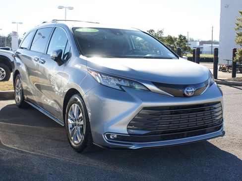 Used 2021 Toyota Sienna Limited image 2